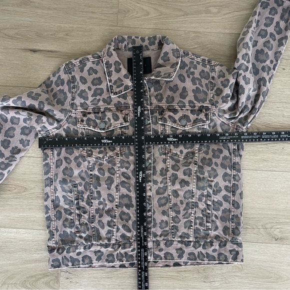 Blank NYC Brown Cheetah Print Denim Trucker Jacket - Size Medium - Picture 7 of 7